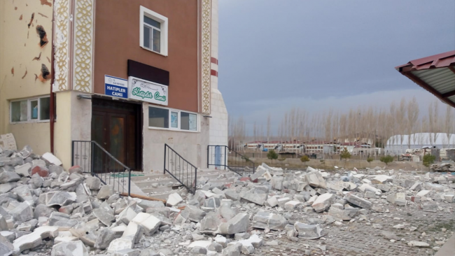 Sivas'ta cami minaresi fırtınada yıkıldı